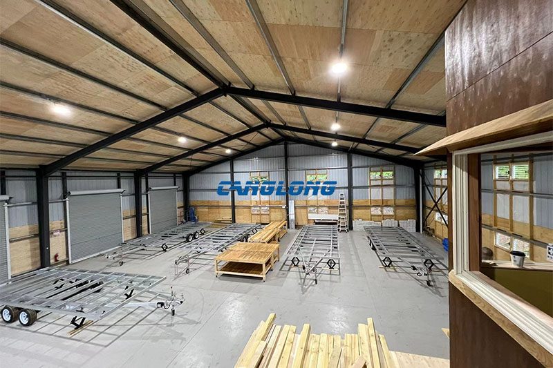 Exterior view of 28x21m seismic steel warehouse under construction in Japan with color steel wall and roof panels