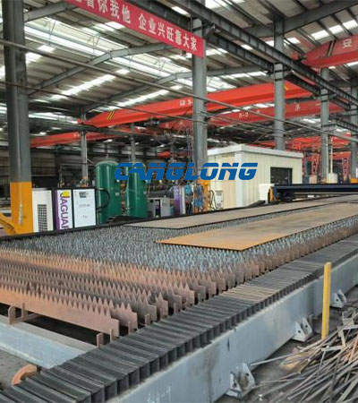 Fiber laser cutting machine and gantry flame‑cutting station inside Canglong steel fabrication workshop