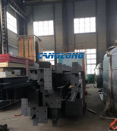 Steel‑structure components packed on optional loading racks to avoid paint damage during sea shipment